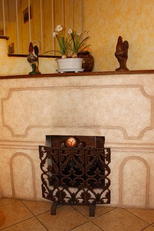 Habla Hispana Residence — fireplace in the common area
