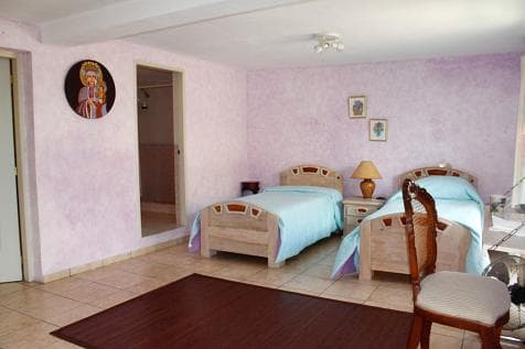 Habla Hispana Residence — Mariella suite with private bathroom