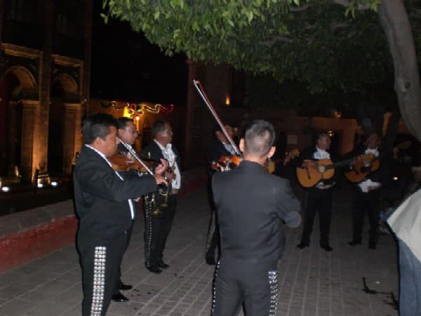Mariachis performing on El Jardín — a free evening show in the main square